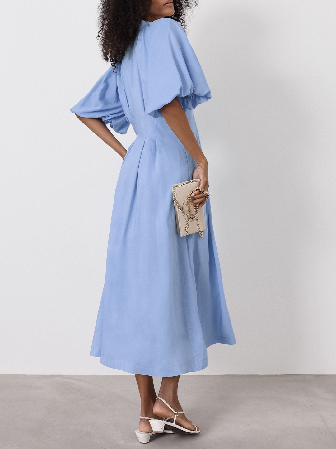 Robe Midi Élégante à Manches Bouffantes et Boutonnage Frontal