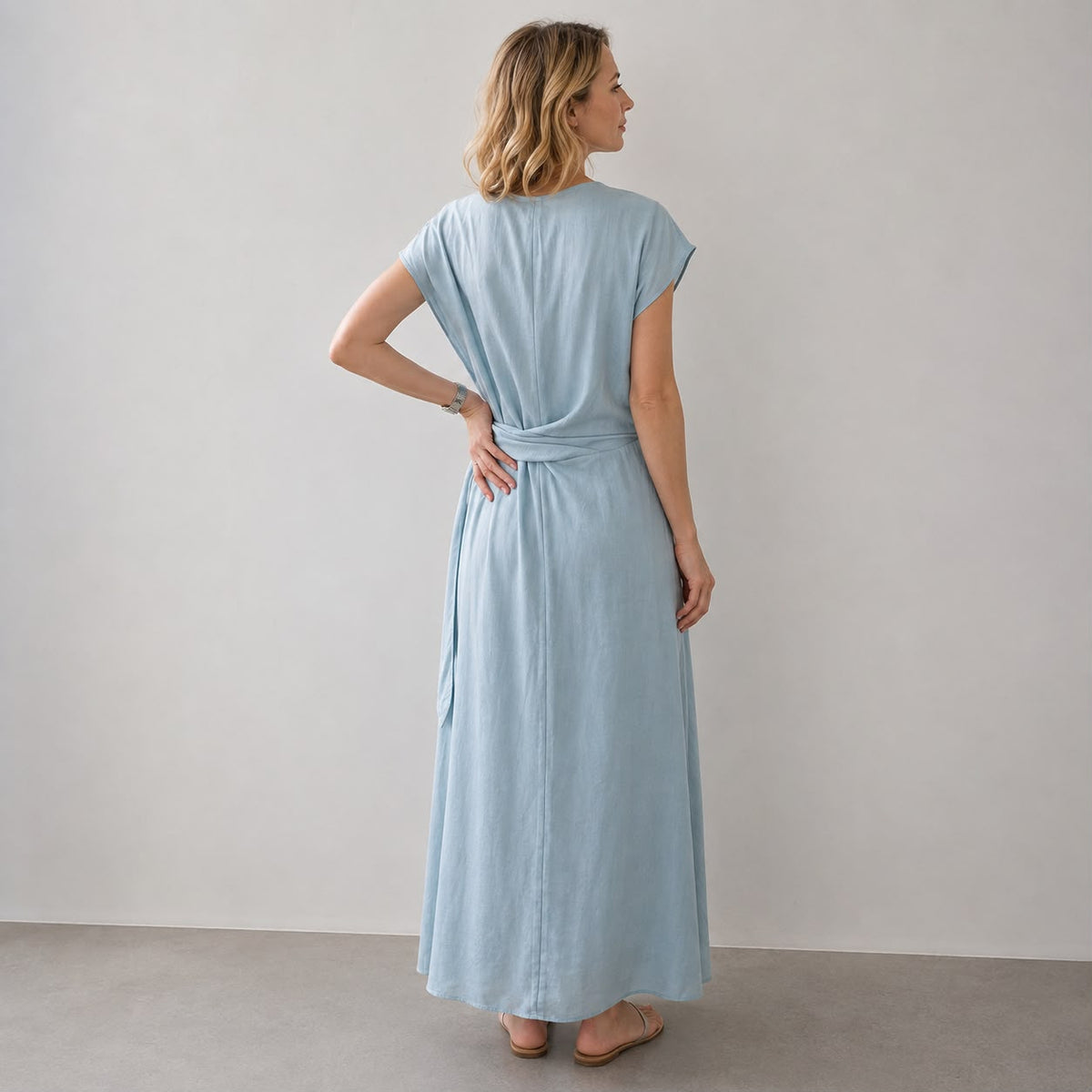 Robe Longue Minimaliste à Ceinture Nouée
