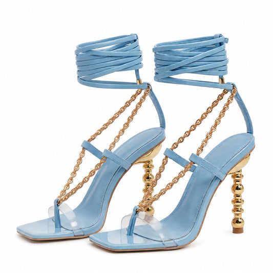 Sandales à talons avec chaînes décoratives et lacets à nouer